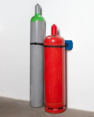 Soporte de pared para botellas de gas DENIOS WH 2-P universal de polietileno (PE), para 2 botellas (máx. Ø 320 mm), 241-360