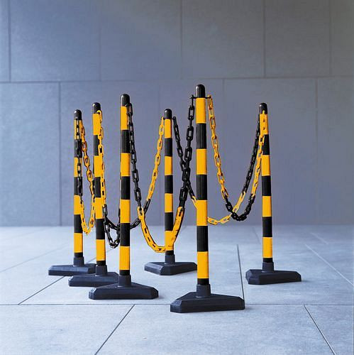 Juego de soportes de cadena DENIOS, 6 piezas, 870 mm, cadena de 10 m, amarillo/negro, base de plástico triangular, relleno de hormigón, 180-246
